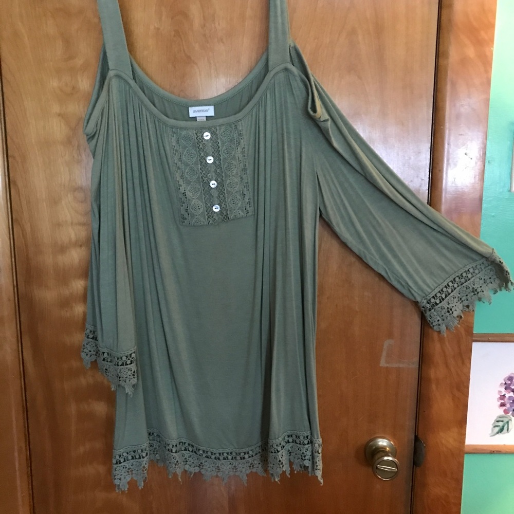 Nwt Avenue olive green  top size 22-24